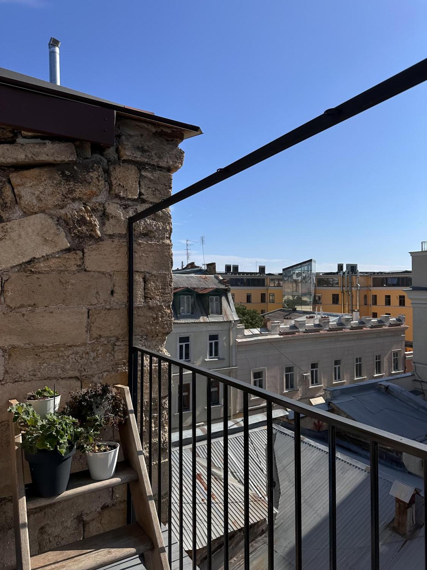 White Door Apartments Mansard Heart Of Odessa 2 Exteriér fotografie